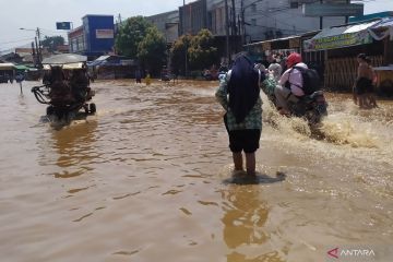 Banjir genangi Kabupaten Bandung, jalan utama di Dayeuhkolot putus