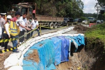 Pengguna jalan diimbau waspadai jalan longsor lintas Parapat