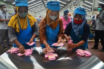 Pembagian Uang THR Bagi Pekerja PT Djarum