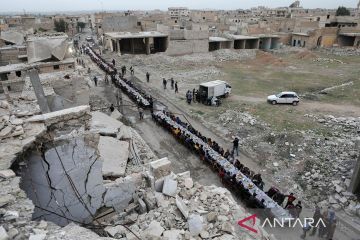 Warga Suriah berbuka puasa di tengah reruntuhan