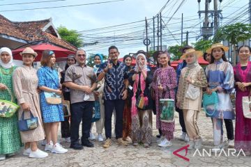 Menparekraf saksikan fashin show batik cual Babel