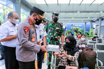 Kapolri tinjau Stasiun Senen sosialisasikan mudik lebih awal