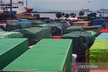 Truk padati Pelabuhan Merak jelang pembatasan arus mudik