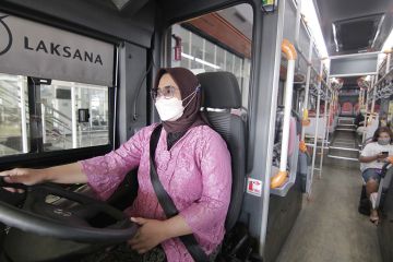 Hari Kartini, Perempuan pengemudi "Suroboyo Bus" pakai kebaya