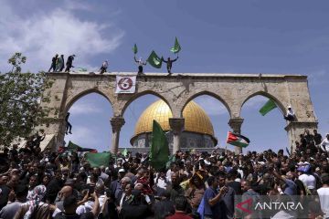 Unjuk rasa warga Palestina di halaman Masjid Al-Aqsa