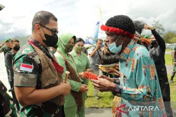 Pangdam Cenderawasih beri alat pertanian untuk warga Kampung Yagara