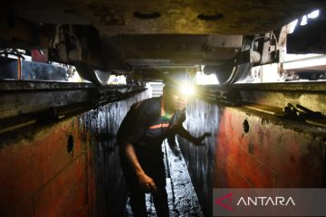 Perawatan lokomotif jelang mudik Lebaran 1443 H