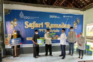 Jamkrindo bagikan paket sembako di Cirebon dalam Safari Ramadhan