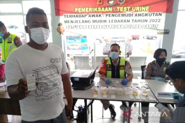 Sejumlah sopir angkutan umum di Terminal Guntur Garut dites urine