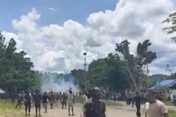 Polisi menangani bentrok dua kelompok masyarakat di Mamberamo Raya