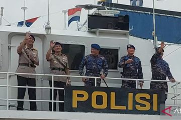 Irjen Verdianto lambaikan tangan dari atas kapal di Mako Korpolairud