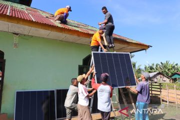 BSI pasang 15 panel surya di masjid dan mushala NTT