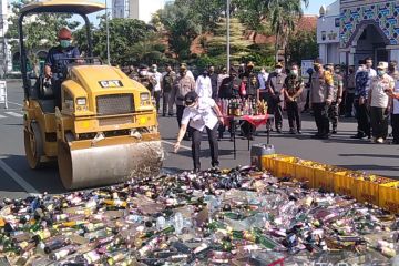 Polres Kudus memusnahkan 1.534 botol minuman keras