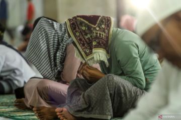 Bolehkah istri bertemu suami&nbsp;saat&nbsp;itikaf? Ini jawabannya