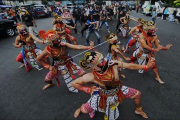 Aksi seniman dalam perayaan Hari Tari Internasional