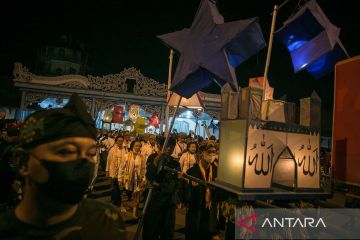 Kirab malam selikuran dari Keraton Surakarta menuju Masjid Agung Solo