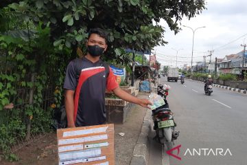 Jasa penukaran uang receh mulai padati jalanan Bekasi