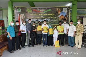 Yayasan Al Iman berbagi 1.443 paket sembako untuk dhuafa