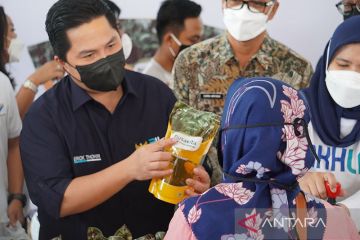 Menteri BUMN hadiri operasi pasar minyak goreng Nusakita di Bandung