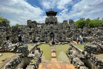 Pengelola Goa Sunyaragi Cirebon buka tempat istirahat bagi pemudik