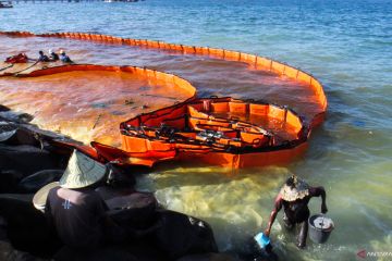 Solar tumpah dari kapal pengangkut BBM di Lhokseumawe