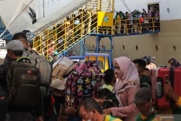 Pemudik berdatangan di Pelabuhan Tanjung Perak Surabaya