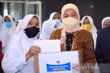 Menaker salurkan paket sembako Ramadhan di Surabaya