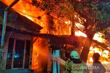 14 unit damkar diterjunkan padamkan kebakaran rumah di Pasar Gembrong