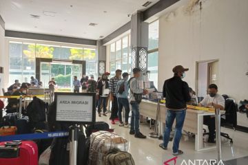 Dinkes Kalbar periksa kesehatan pengemudi dan penumpang yang mudik