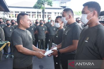 Kasad bagikan bingkisan Lebaran 2022 untuk prajurit