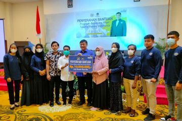 Anggota DPR RI serahkan bantuan studi untuk mahasiswa Sorong