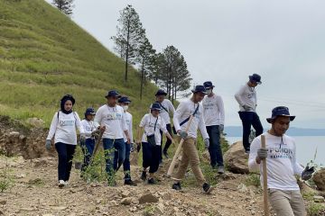 Bersama 9 BUMN, Indonesia Re hijaukan Kawasan Danau Toba