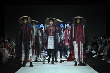 Athan Siahaan pukau pecinta fesyen di Indonesia Fashion Week 2022