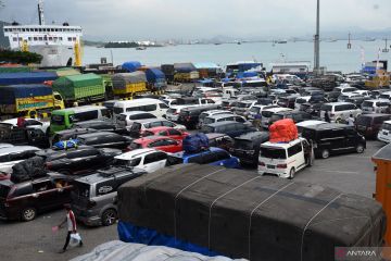 Antrean kendaraan di Pelabuhan Merak