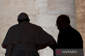 Berjalan pincang, Paus Fransiskus serukan lagi perdamaian di Ukraina