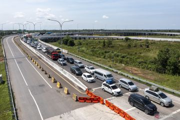 Antrean Kendaraan Di Gerbang Tol Kramasan