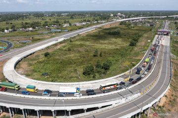 Antrean Kendaraan Di Gerbang Tol Kramasan