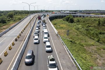 Antrean Kendaraan Di Gerbang Tol Kramasan