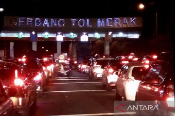 Arus lalu lintas di Gerbang Tol Merak padat