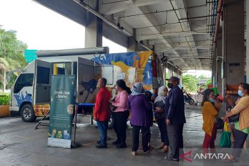 Masyarakat padati layanan penukaran uang di Terminal Pulo Gebang