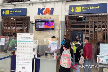 PT KAI Daop 3 Cirebon bagikan takjil gratis untuk penumpang