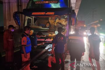 Jalur Tol Cikarang hingga Karawang macet imbas kecelakaan sejumlah bus