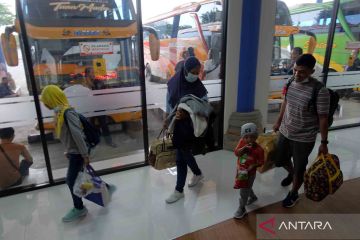 Pemudik ke Pulau Jawa mulai bergerak dari Terminal Mengwi Bali