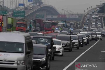 Kendaraan pemudik memadati tol Jakarta-Cikampek