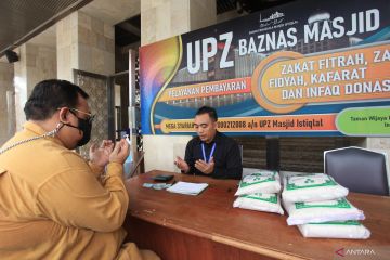 Pembayaran zakat fitrah di Masjid Istiqlal