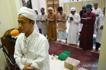 Kejar malam lailatulqadar, shalat tarawih digelar 30 juz Al Quran semalam suntuk