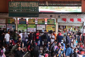 Terminal Kampung Rambutan minta bus cadangan urai kepadatan penumpang