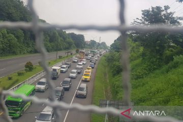Arus kendaraan masuk tol Semarang-Solo padat