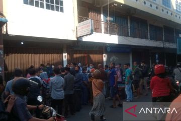 Warga antre tiket kapal untuk mudik sejak habis sahur di Tanjungpinang