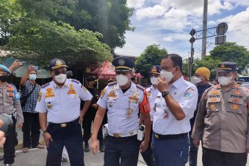 Anies soroti kepadatan pemudik karena bus yang telat tiba di terminal